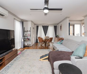 Beautiful air-conditioned 2 bedroom duplex with enchanting rear yard - Photo 1