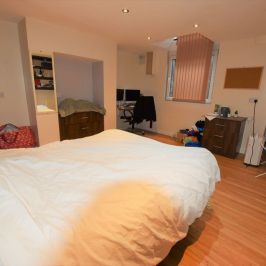 4 bedroom House in Crossfield Street, Leeds - Photo 1