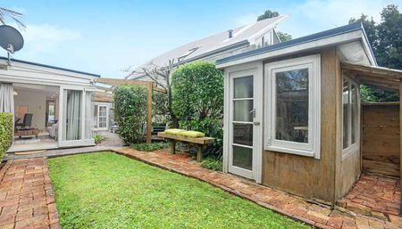 Quiet Inner City Cottage in DGZ - Photo 5