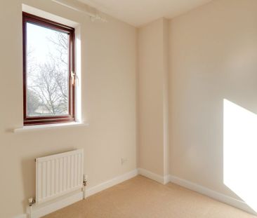 A 4 Bedroom House in Bishops Cleeve GL52 8SU - Photo 2