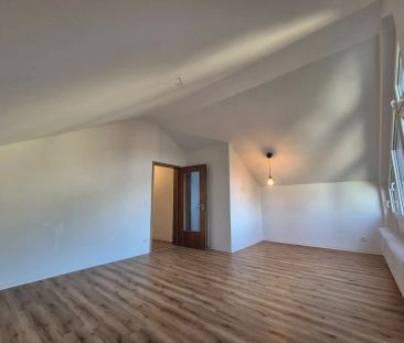 Elegante 2-Zimmer-Dachgeschosswohnung mit Einbauküche und KFZ-Stell... - Photo 2