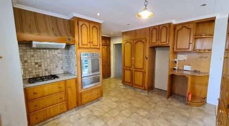 LARGE FAMILY HOME - 4 BED 2 BATH - Photo 3