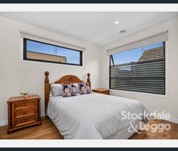 Fully Furnished Coastal Townhouse – Walk to Beach, Shops & Cafés - Photo 3