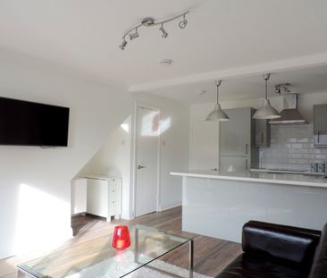 3 Bed Terraced House, Heron Place, SE16 - Photo 1