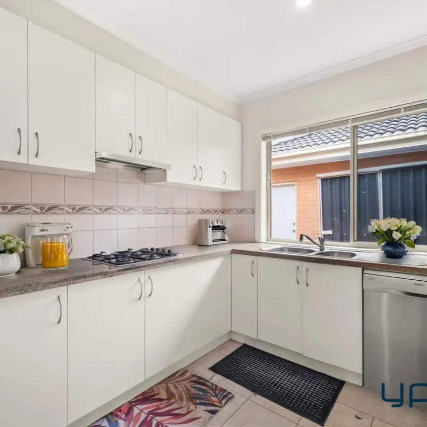 “Family Living in a Prime Location !!” - Photo 1