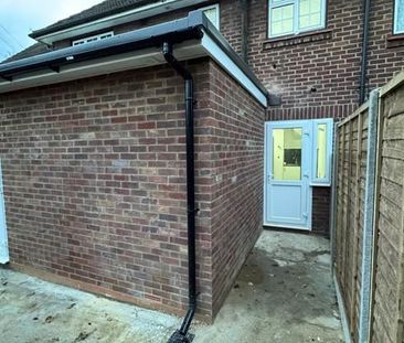 Charles Road, Staines-Upon-Thames TW18, London - Photo 3