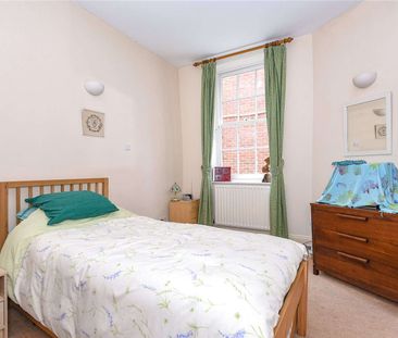 Charming one bedroom duplex apartment with communal garden - Photo 2
