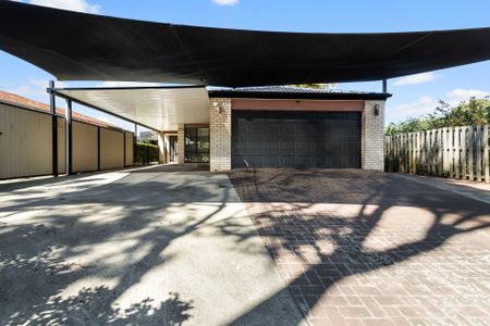 4 BEDROOM HOME + 2 LIVING AREAS + POOL! - Photo 4
