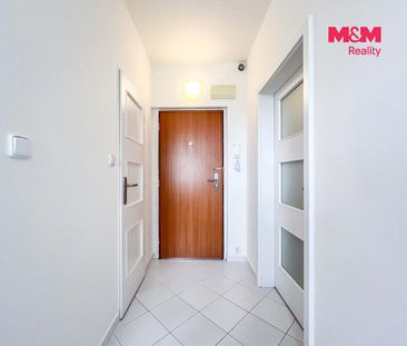 Pronájem bytu 1+1 31 m², Dobratická 521, Praha Letňany - Photo 1