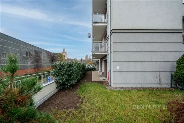 Pronájem zrekonstruovaného bytu 2+kk se zahrádkou a garážovým stáním - Photo 1