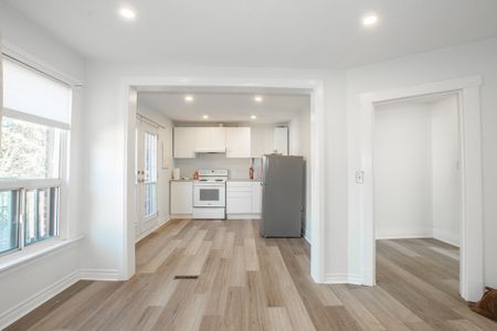 204 Sanford Ave S, Hamilton - All Inclusive 2 Bedroom Apartment - Photo 4