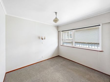 Convenient 2-Bedroom Front Unit in New Windsor - Photo 3