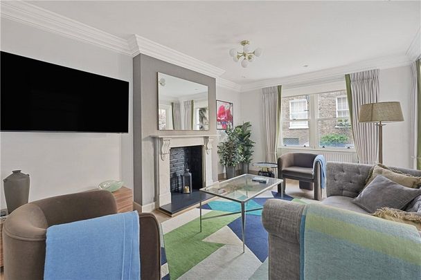 A super smart and comfortable split level two bedroom two shower room duplex positioned at the rear of the building with views of the pretty cottages at the rear. Tenancy Length: Minimum 12 months EPC Rating: D | Council Tax: D - Photo 1