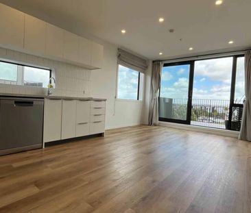 Sunny Modern Apartment with Spacious Living in... - Photo 3