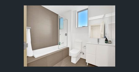 JUST TOUCHED DOWN IN GRANVILLE - MINUTES WALK TO GRANVILLE STATION - Photo 5