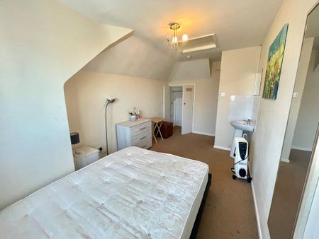 1 bedroom in a house share to rent - Photo 2