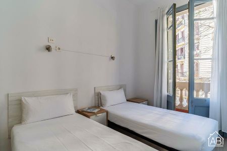 Central 3 Bedroom Apartment with Balcony in Eixample - Photo 4