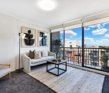 Renovated 2-Bedroom Apartment in Prime Centennial Park Location - Photo 2