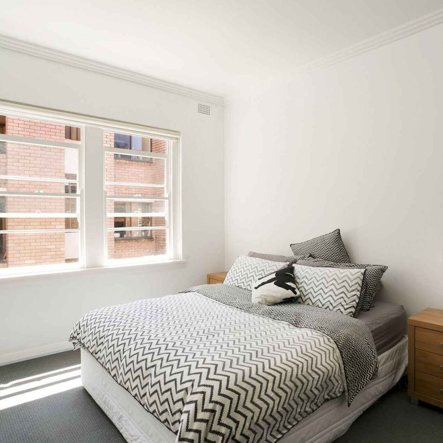 Top-Floor Art Deco Gem in Premier Harbourside Pocket - Photo 1