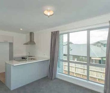 Spacious and sunny executive two bedroom apartment - Photo 1