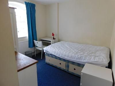 3 bedroom flat to rent - Photo 4