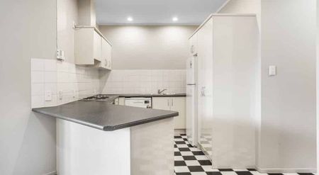 Close to the centre of it all! - Photo 4