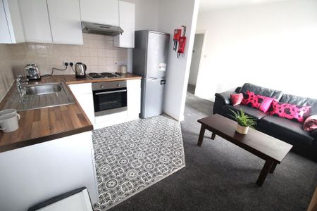 3 bedroom flat to rent - Photo 2