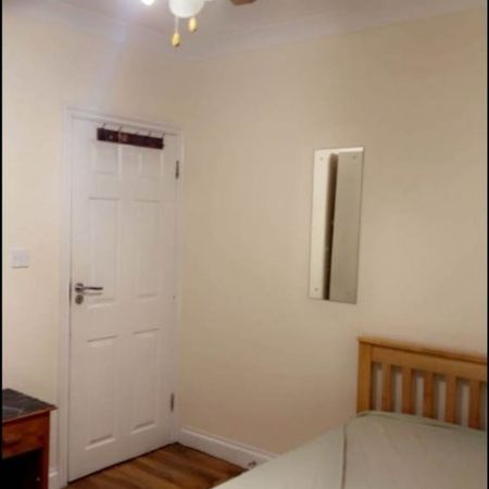 Room in a Shared House, Grange Road, IG1 - Photo 3