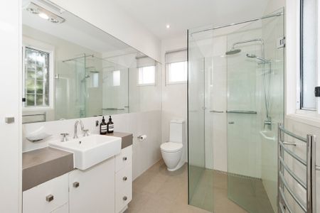 Stylish Single-Level Living in Prime Brighton Location - Photo 4