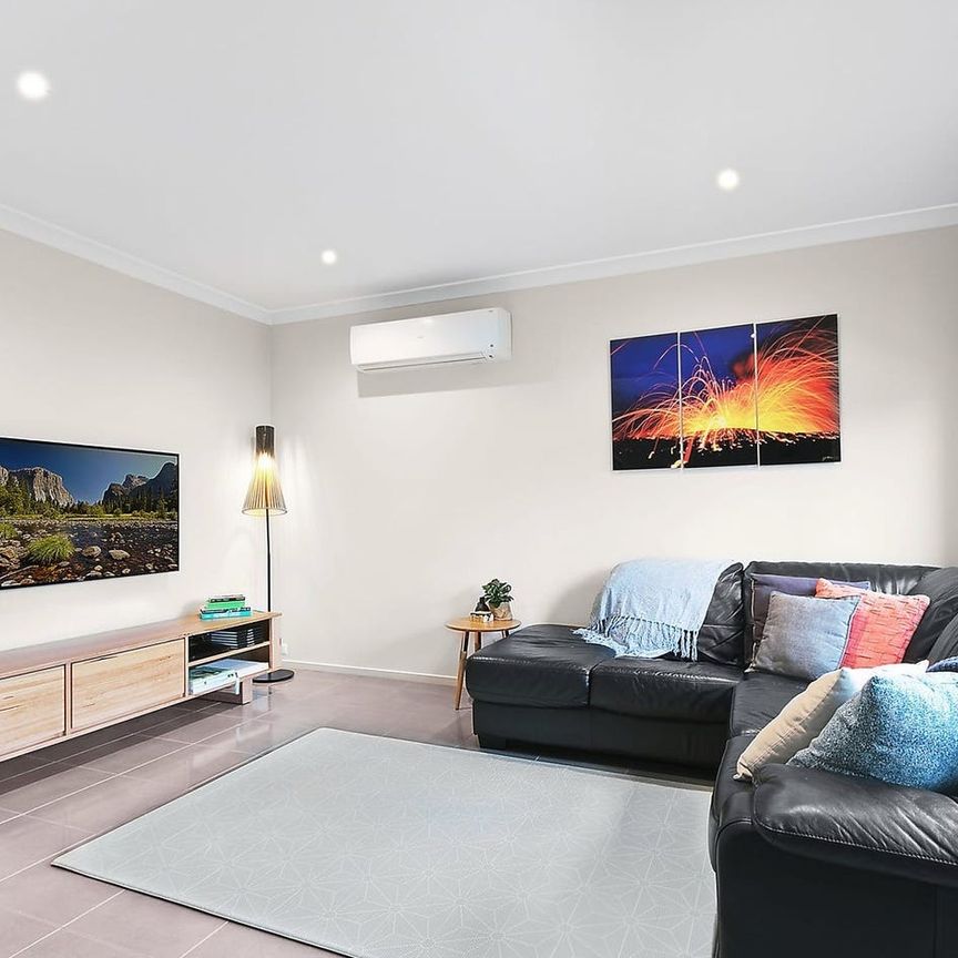 Low Maintenance Stylish Stunner - 6 months lease. - Photo 1