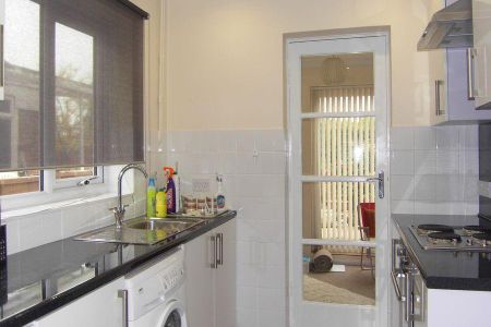 3 bedroom semi-detached house to rent - Photo 4