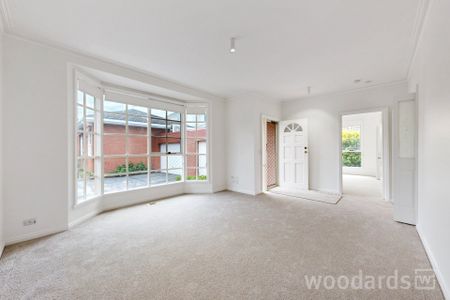 Charming 2-Bedroom Unit in Prime Location - Photo 2