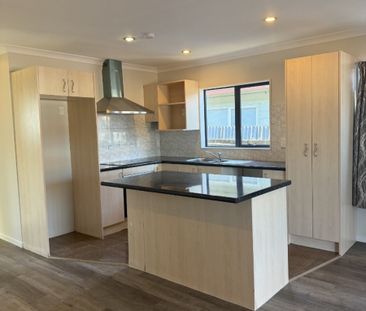 Modern & Cosy 2-Bedroom Home in the Heart of Pakuranga - Photo 2