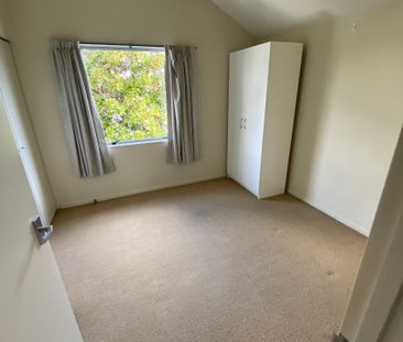 Location, location, lovely townhouse just opposite Botany Town Centre - Photo 1