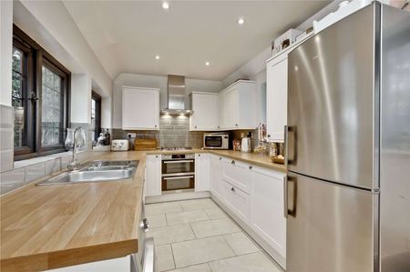 A semi-detached character cottage with a modern interior in the sought after village of Frensham. - Photo 2