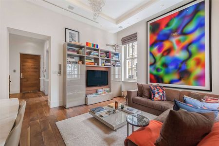 A stunning split-level apartment on Leinster Gardens, featuring two bedrooms and two bathrooms. This property boasts high ceilings and exceptional finish quality throughout. - Photo 4