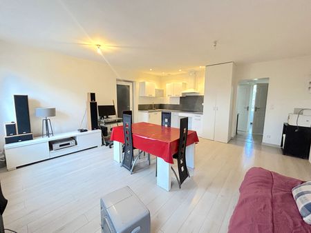 A LOUER MAISON DE VILLAGE DE 46 M2 AVEC GARAGE - SECTEUR PUGNAC - Photo 3