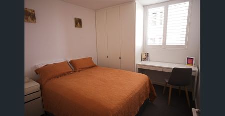 Light-Filled Harbourside Retreat with Panoramic Views & Secure Parking - Photo 3