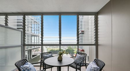 Modern and Spacious Two Bedroom Apartment 300M From Train Station and Shops - Photo 3