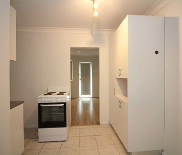 Air conditioning, no carpet, excellent location! - Photo 3