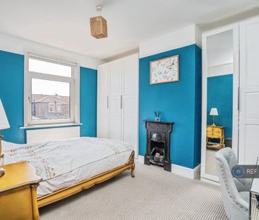 4 bedroom semi-detached house to rent - Photo 2
