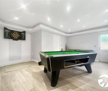 4 bedroom end of terrace house to rent - Photo 2