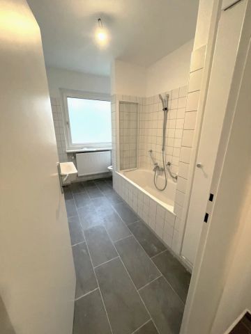 Kompakte 2-Zimmer Wohnung mit möblierter, NEUER Küche und Parkplatz - Photo 4