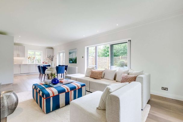 Three bedroom contemporary ground floor apartment with private garden - Photo 1