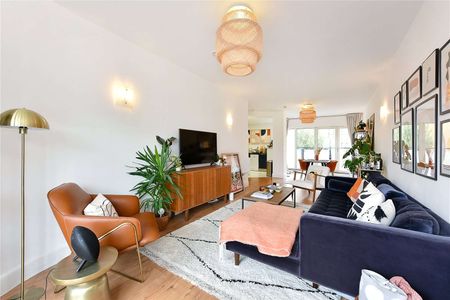 Immaculately presented two bedroom apartment spanning over 1,100sq ft, moments from St Katharine Docks and Tower Hill. - Photo 4