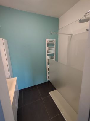 Recent vernieuwd, 2 slaapkamer appartement met garage. - Photo 1