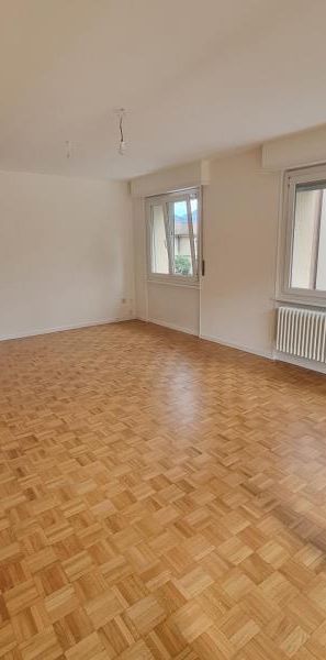 Grand appartement de 4 1/2 pièces dans un quartier ensoleillé - Photo 1