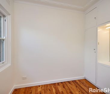 CHARMING FAMILY HOME IN A PRIME LOCATION - Photo 4