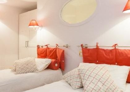 Center-Historic Jewish Quarter: Elegant apartment situated in beautiful Palazzo Nobiliare. Entrance, spacious living with original wood frescoed ceilings, large modern dining and kitchen, 4 bedrooms, 4 Baths, small terrace. #1527