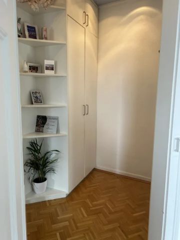 Charmantes Dach-Apartment mit Parkett und Wohnküche in der Oberurseler City - Photo 3